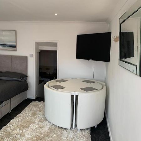 Beautiful Studio Apartment Milford Haven Eksteriør billede