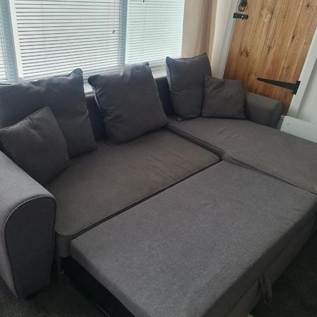 Beautiful Studio Apartment Milford Haven Eksteriør billede