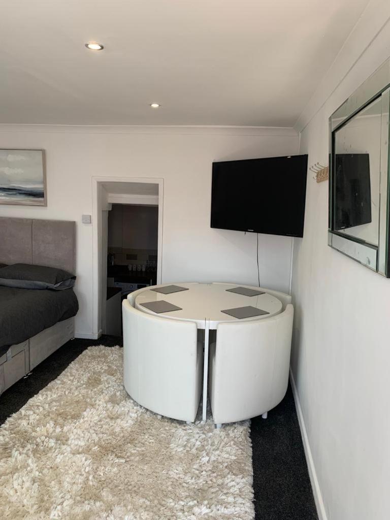 Beautiful Studio Apartment Milford Haven Eksteriør billede