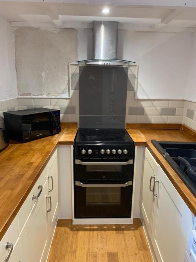 Beautiful Studio Apartment Milford Haven Eksteriør billede
