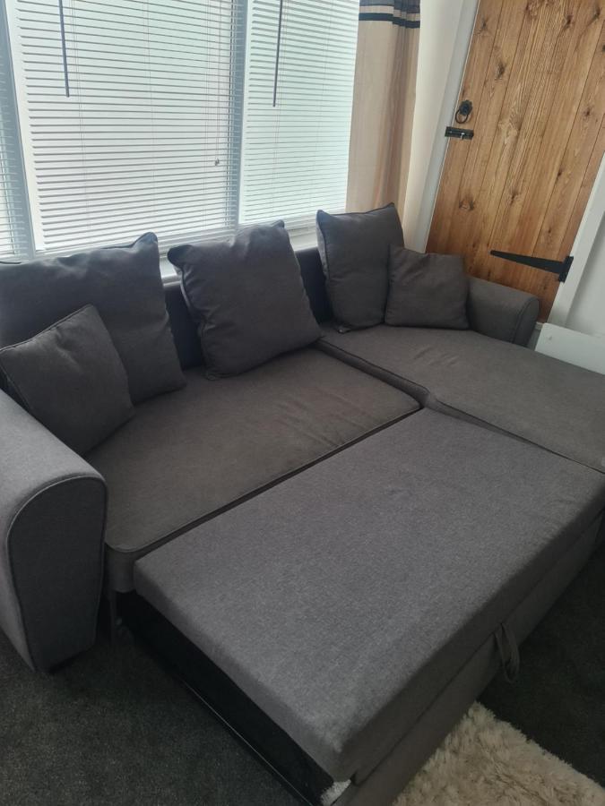 Beautiful Studio Apartment Milford Haven Eksteriør billede